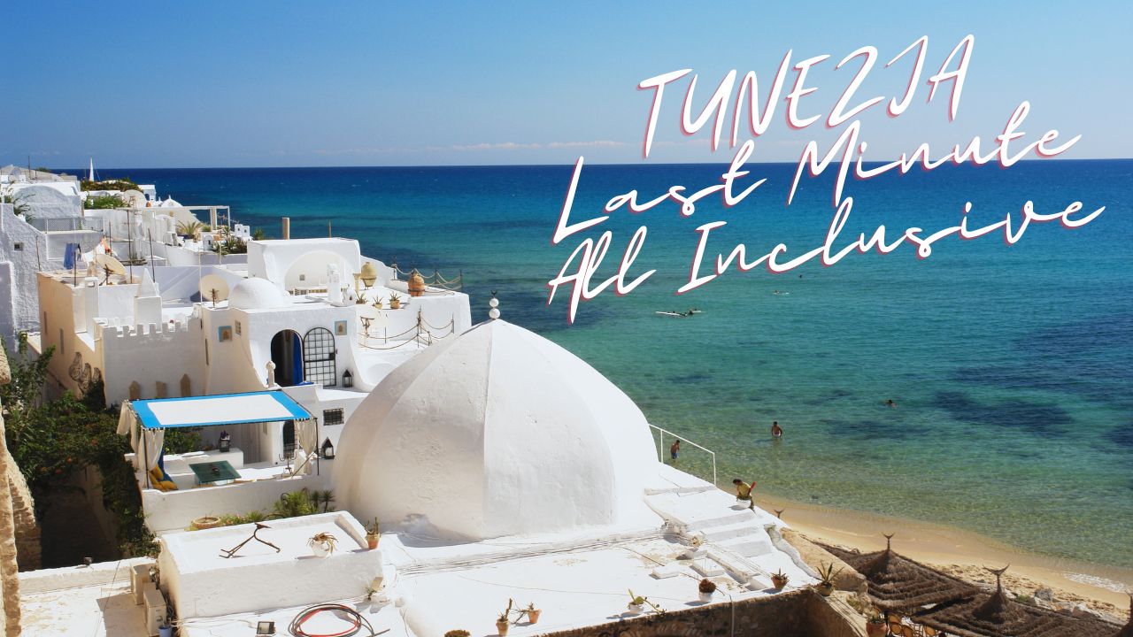 widok z okna hotelowego na piękną plażę podczas wakacji all inclusive w Tunezji