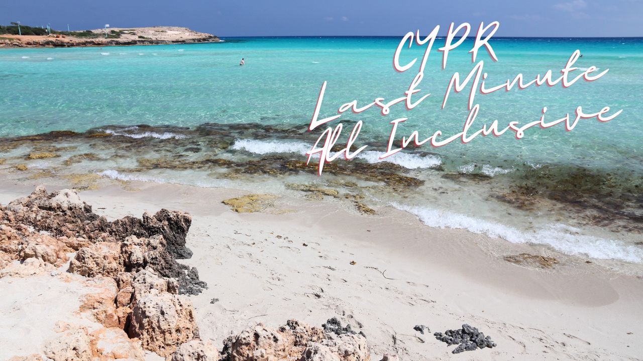 piękna plaża na Cyprze z błękitną wodą