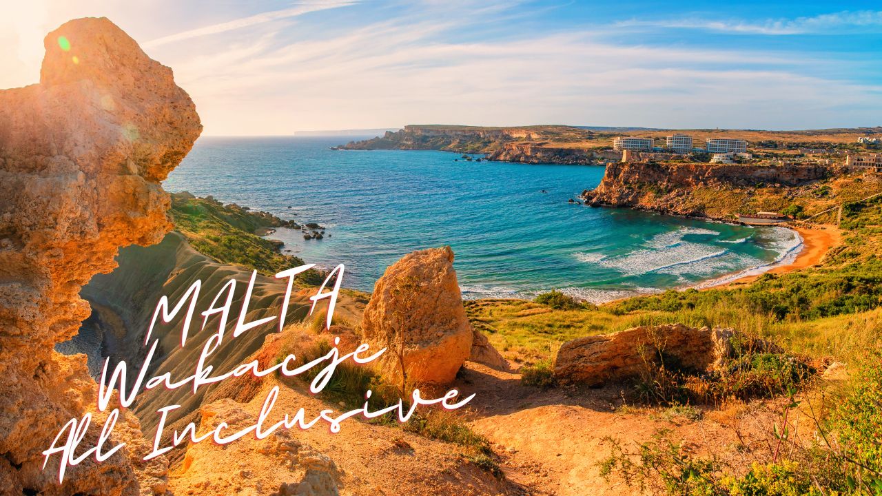 widok na słoneczną wyspę Maltę, w oddali błękitna zatoka z piaszczystą plażą
