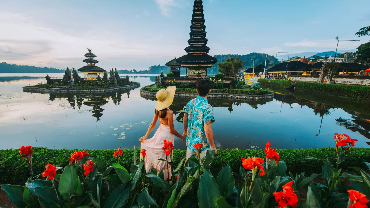 para dorosłych spacerująca po wyspie Bali